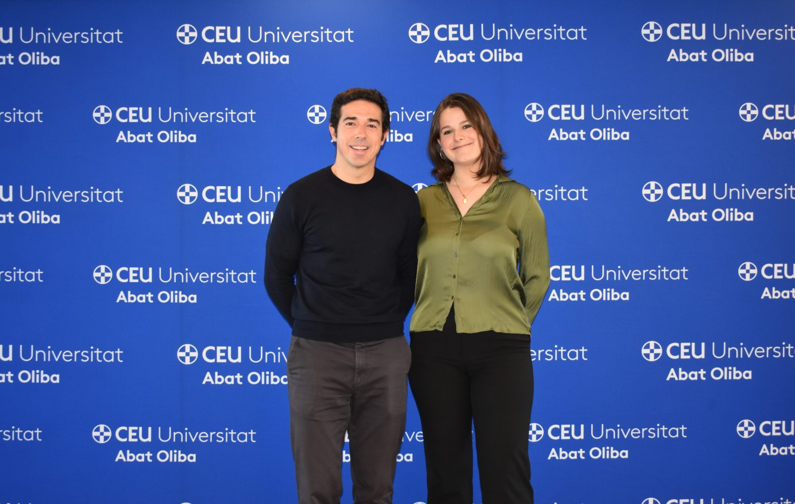 Xavi con una estudiante en la Universitat Abat Oliba CEU